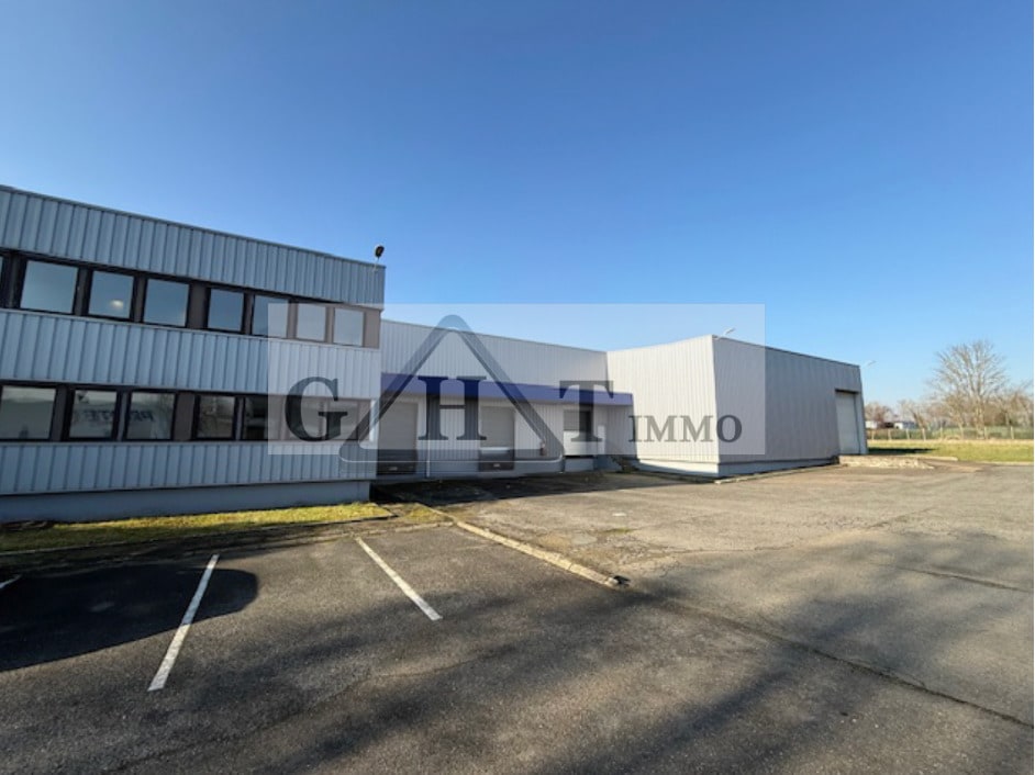 Industrial in Louvres for lease Building Photo- Image 1 of 4