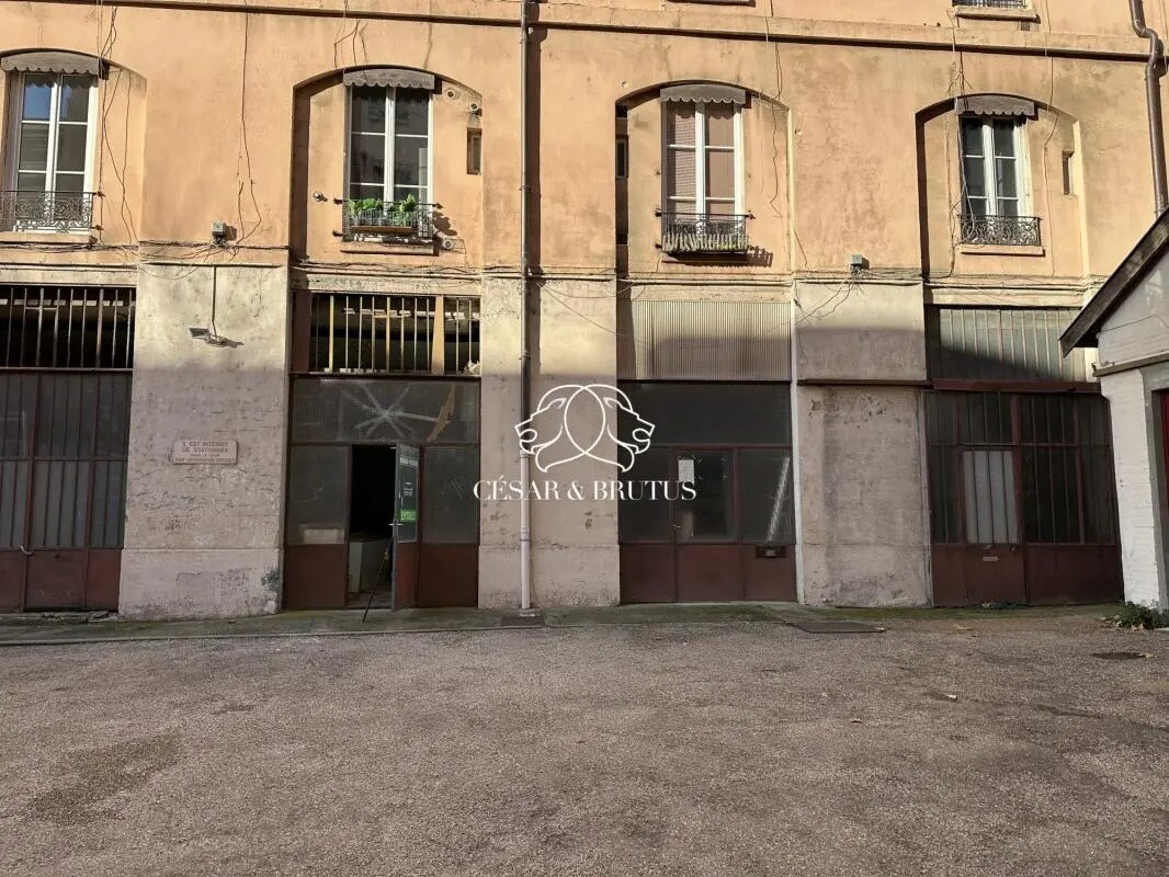Retail in Lyon for sale Building Photo- Image 1 of 27