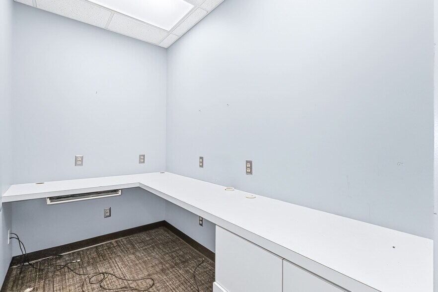 7180 Hickman Rd, Windsor Heights, IA à louer - Photo intérieure - Image 2 de 19