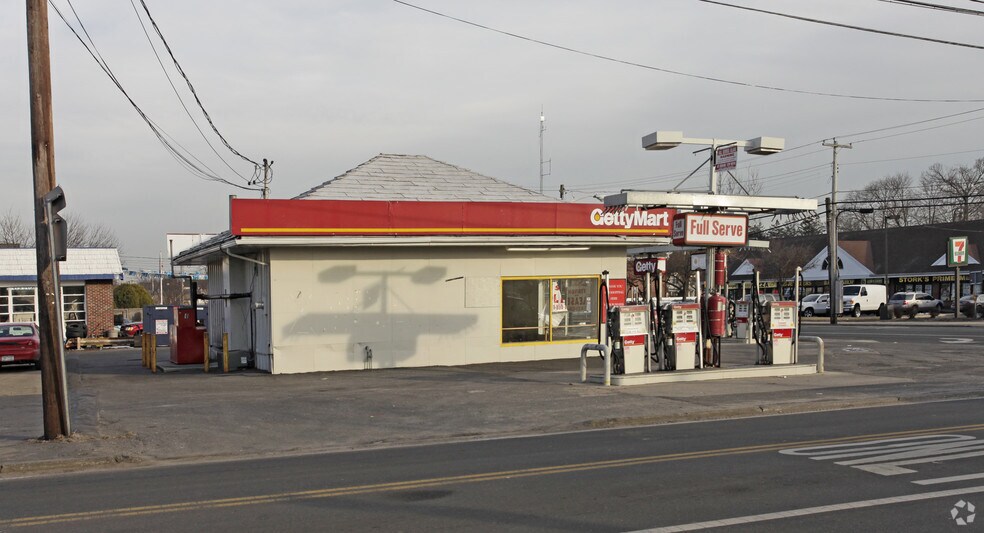 1 E Main St, East Islip, NY à vendre - Photo du bâtiment - Image 2 de 3