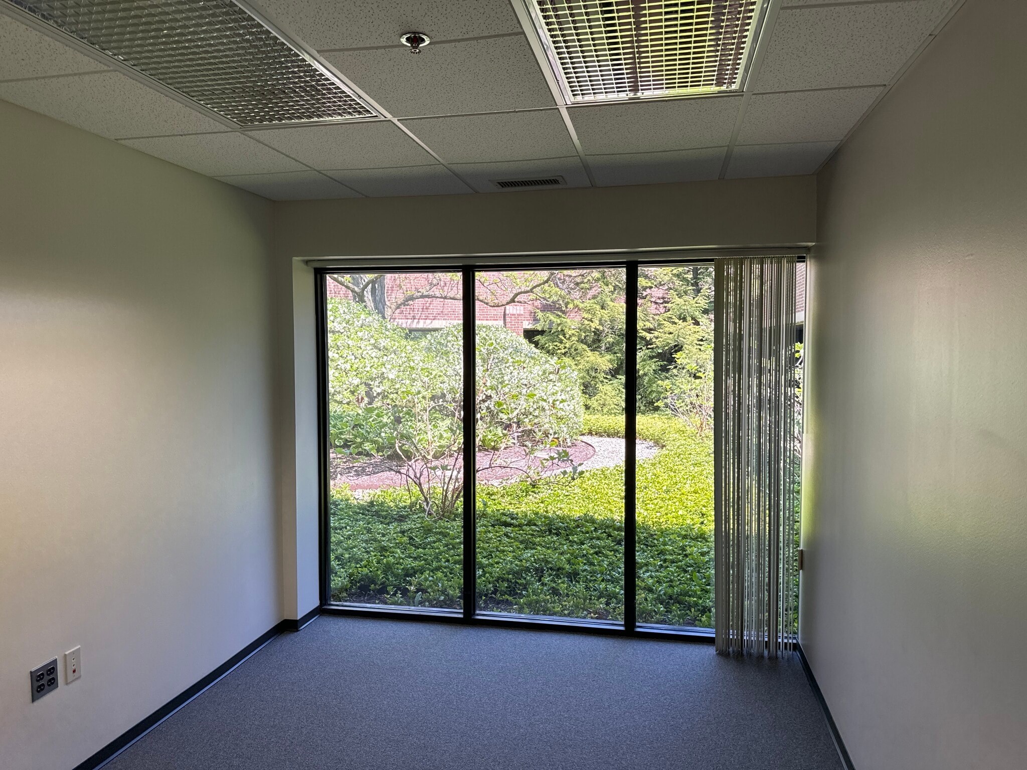 7 W Square Lake Rd, Bloomfield Hills, MI à louer Photo intérieure- Image 1 de 1