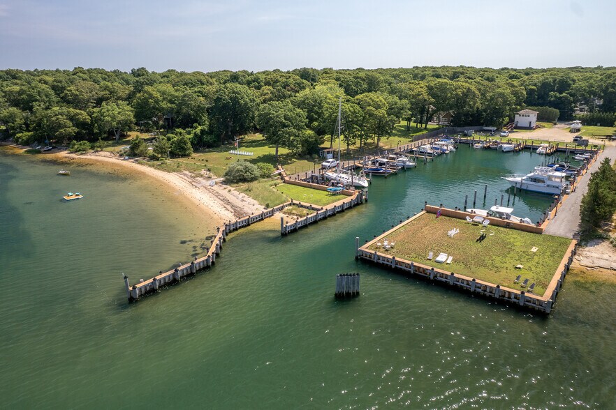 219 Three Mile Harbor HC Rd, East Hampton, NY à vendre - Photo du bâtiment - Image 3 de 8