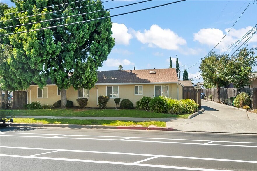 26047 Gading Rd, Hayward, CA à vendre - Photo du bâtiment - Image 2 de 25