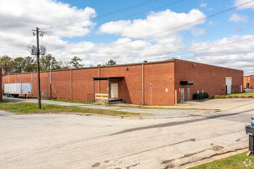 3021 Olympic Industrial Dr SE, Smyrna, GA à louer - Photo du bâtiment - Image 3 de 7