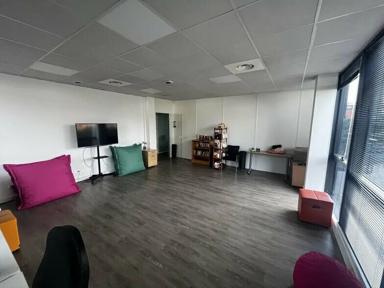 85 Rue Pierre Duhem, Aix-en-Provence for lease - Interior Photo - Image 2 of 12