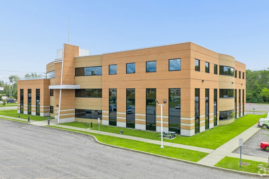 400 Boul Armand-Frappier, Laval, QC à louer - Photo principale - Image 1 de 3