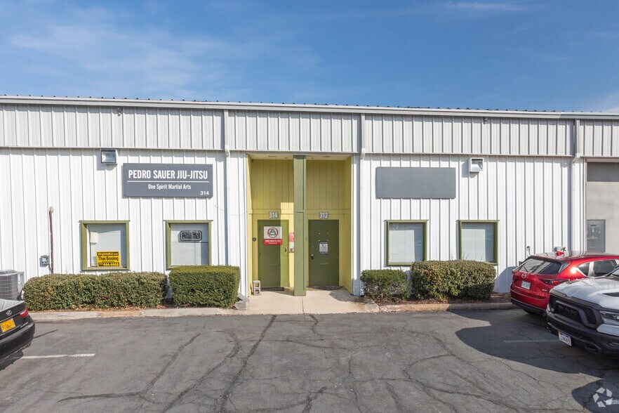 308-330 Victory Dr, Herndon, VA à louer - Photo du bâtiment - Image 2 de 4