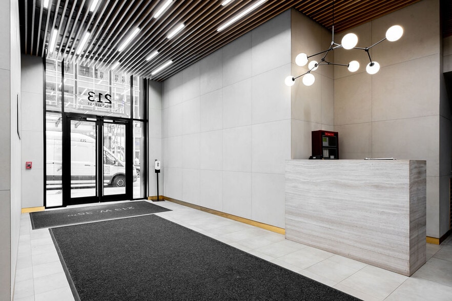 213 W 35th St, New York, NY for lease - Interior Photo - Image 2 of 4