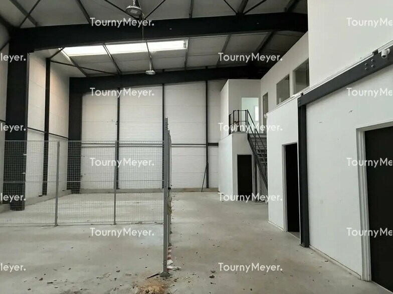 Flex in Crach for lease - Interior Photo - Image 2 of 7