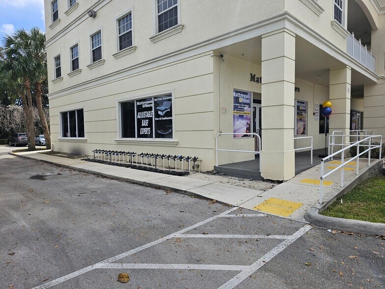 100 N State Road 7, Margate, FL à vendre - Photo du bâtiment - Image 3 de 11