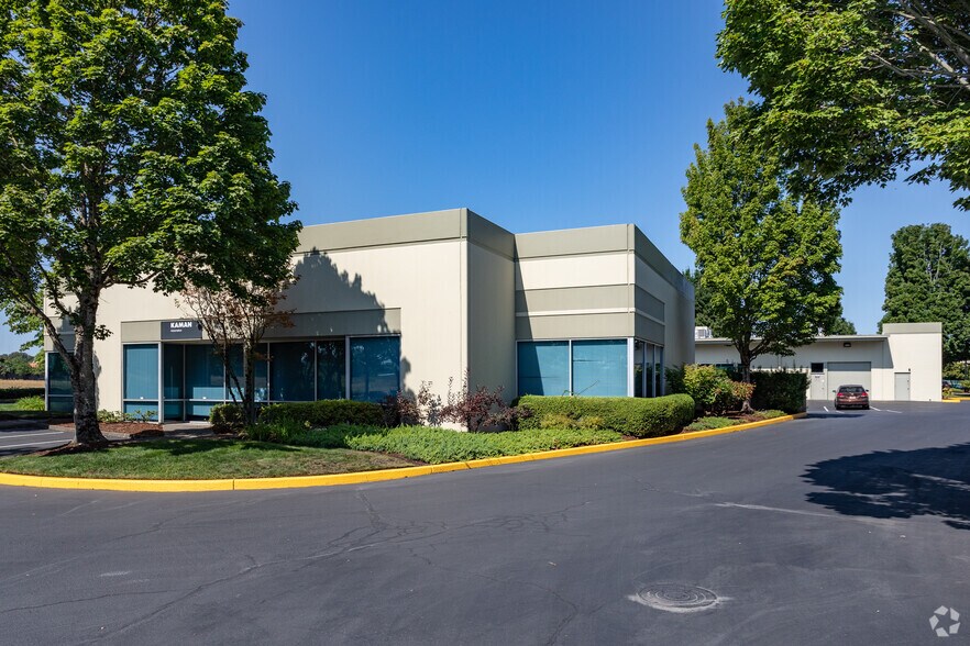 7505 NE Ambassador Pl, Portland, OR à louer - Photo du bâtiment - Image 3 de 16