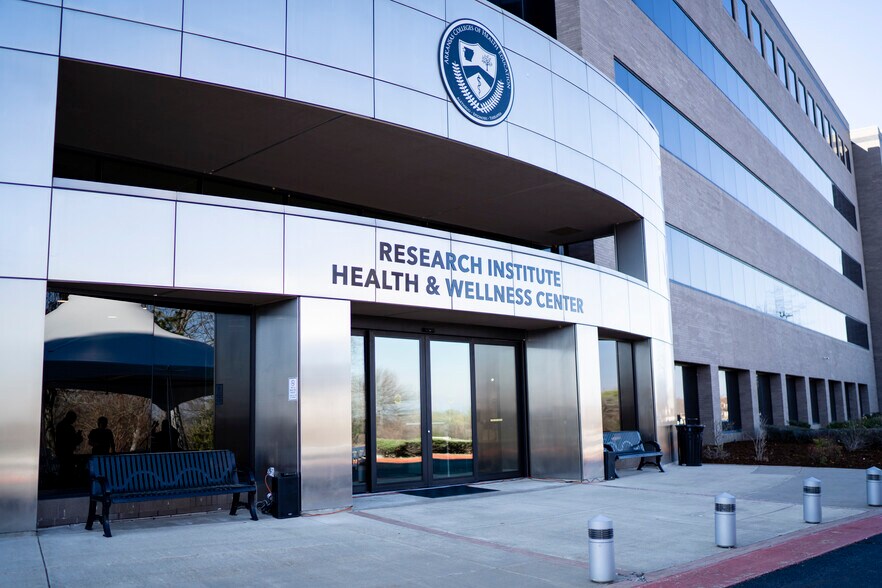 1000 Fianna Way, Fort Smith, AR à louer - Photo du bâtiment - Image 2 de 13