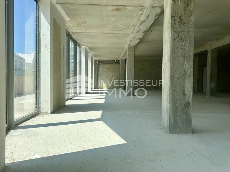 Bureau dans Avon à louer - Photo du bâtiment - Image 2 de 15