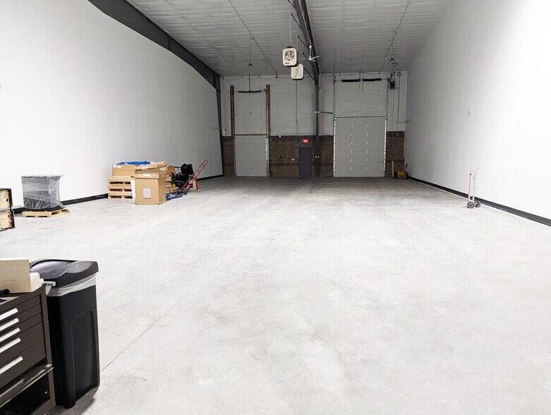 2 Lear Jet Lane, Latham, NY à louer - Photo du bâtiment - Image 2 de 18