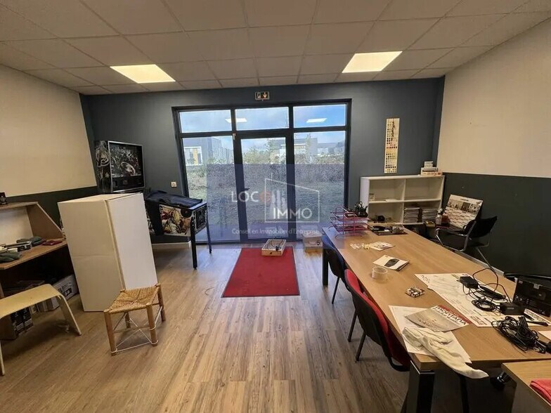 Flex in Mérignac for lease - Interior Photo - Image 2 of 5