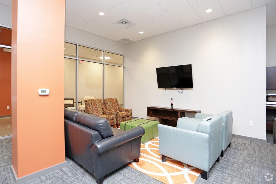 5465 George M Mills Civic Pky, West Des Moines, IA à louer - Photo intérieure - Image 2 de 25