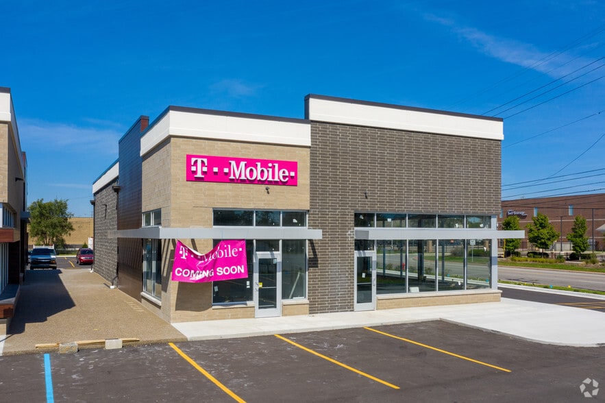 110-132 Ann Arbor Rd W, Plymouth, MI for lease - Building Photo - Image 3 of 9