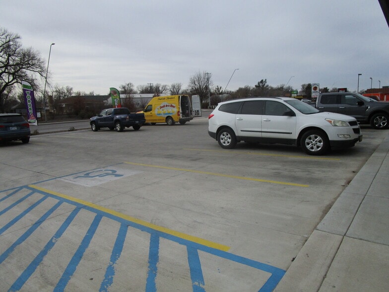 401 E Kansas Ave, Garden City, KS à louer - Photo du bâtiment - Image 3 de 8