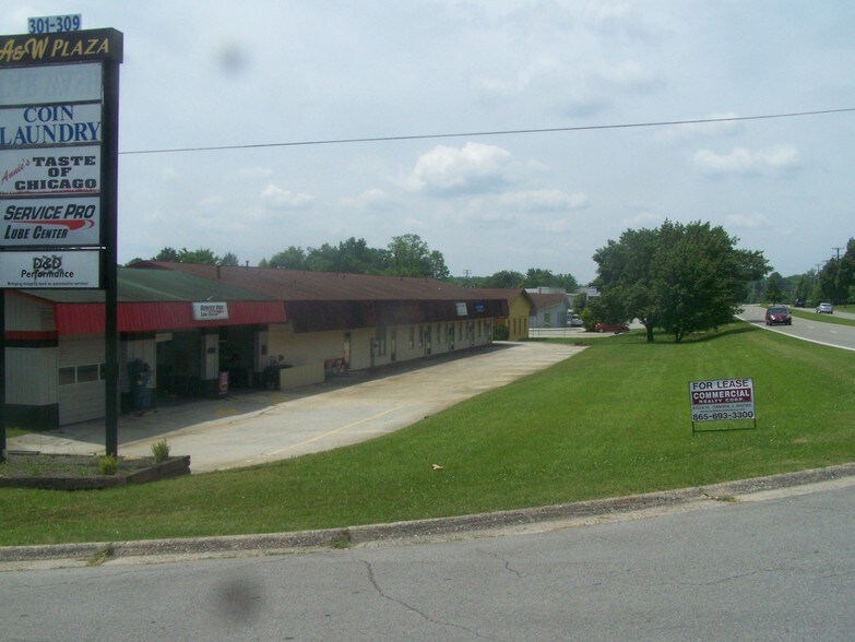 301-309 Oak Ridge Tpke, Oak Ridge, TN à vendre - Photo du bâtiment - Image 1 de 7