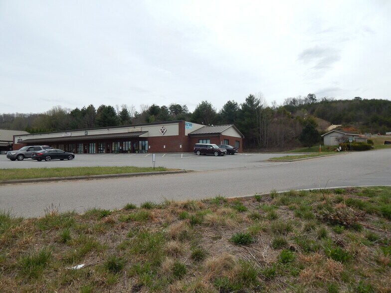 Macon Center Dr #B, Franklin, NC à vendre - Photo du bâtiment - Image 2 de 13