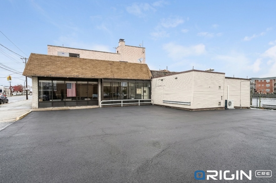 15913 Crossbay Blvd, Howard Beach, NY à louer - Photo du bâtiment - Image 2 de 5