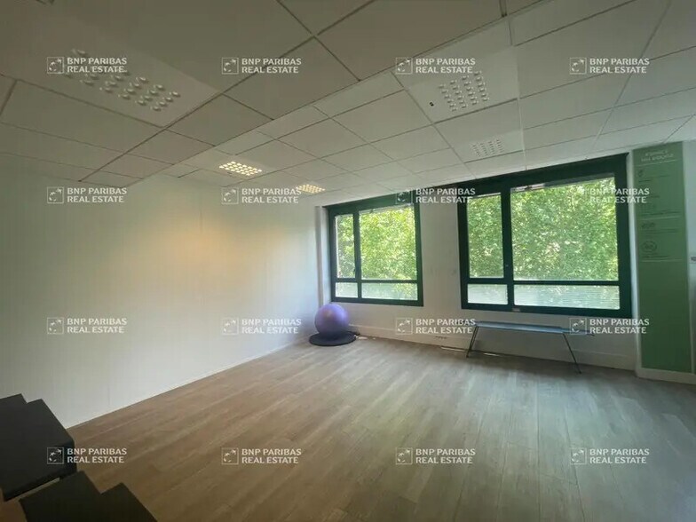 Office in Lyon for lease - Interior Photo - Image 3 of 12