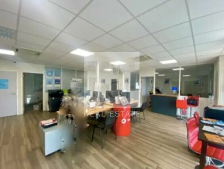 Office in Corbas for lease - Interior Photo - Image 2 of 12