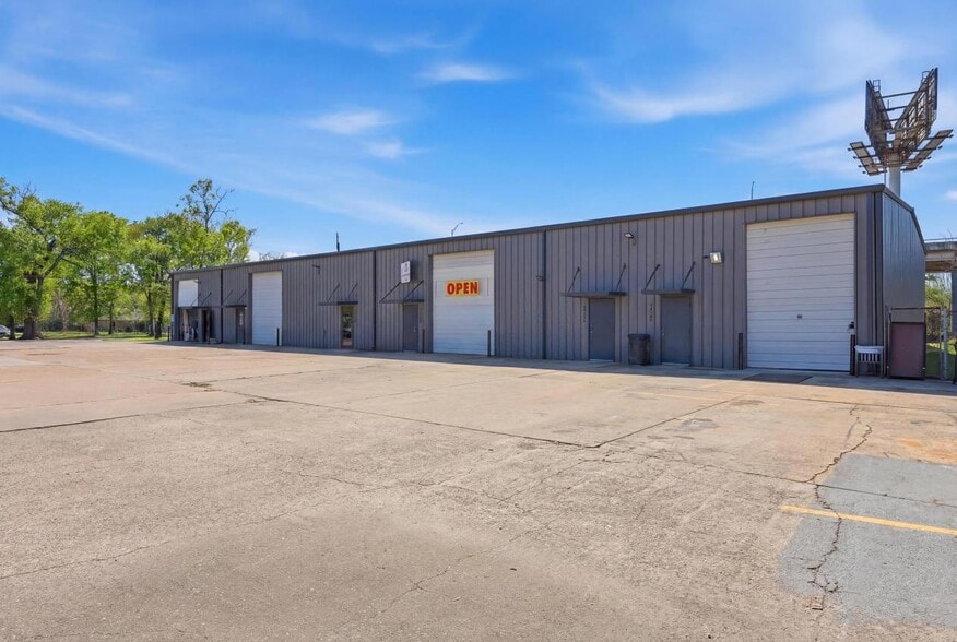 6550 Westwood Blvd, Beaumont, TX for lease - Building Photo - Image 1 of 9