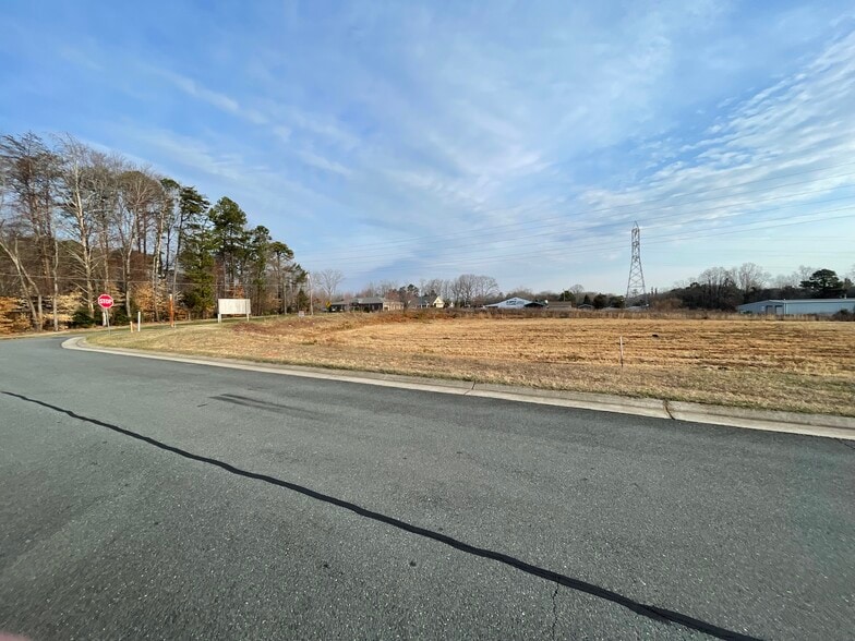 River Birch Ct, King, NC for sale - Building Photo - Image 2 of 4
