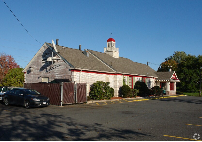 9 Troy Rd, East Greenbush, NY à vendre - Photo du bâtiment - Image 2 de 7