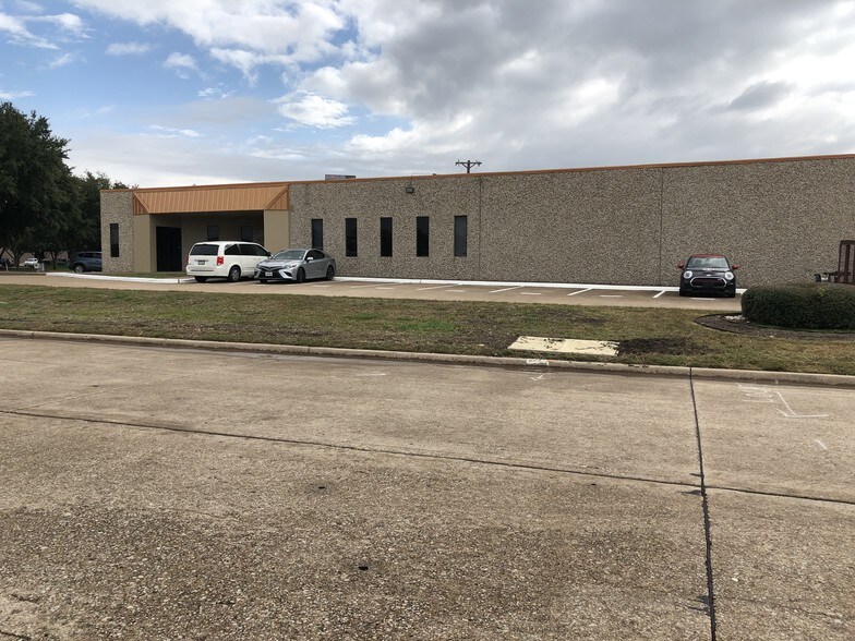 4300-4324 Sunbelt Dr, Addison, TX à louer - Photo du bâtiment - Image 3 de 7