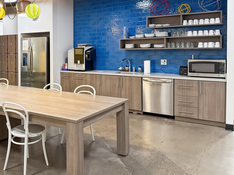 7301 N 16th St, Phoenix, AZ à louer - Photo du bâtiment - Image 1 de 14