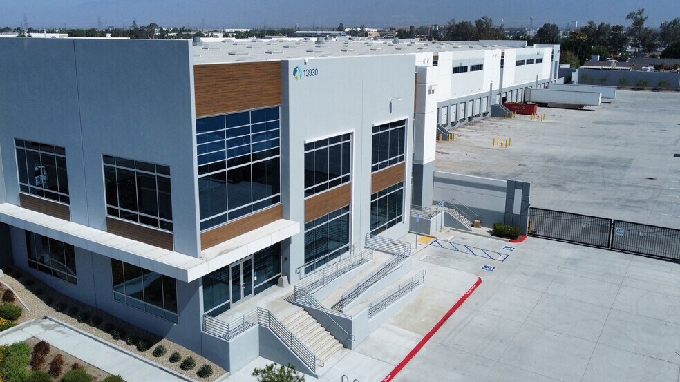 13930 Santa Ana Ave, Fontana, CA à louer - Photo du bâtiment - Image 1 de 2
