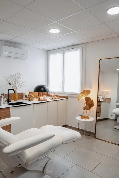 Multifamily in LUYNES for sale - Interior Photo - Image 3 of 4