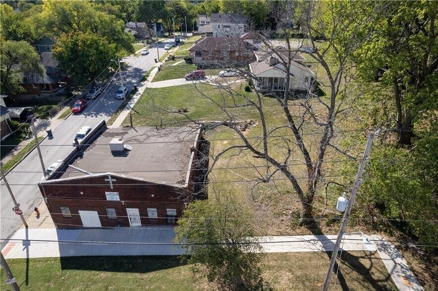 1335 E 27th St, Kansas City, MO à vendre - Photo du bâtiment - Image 2 de 5