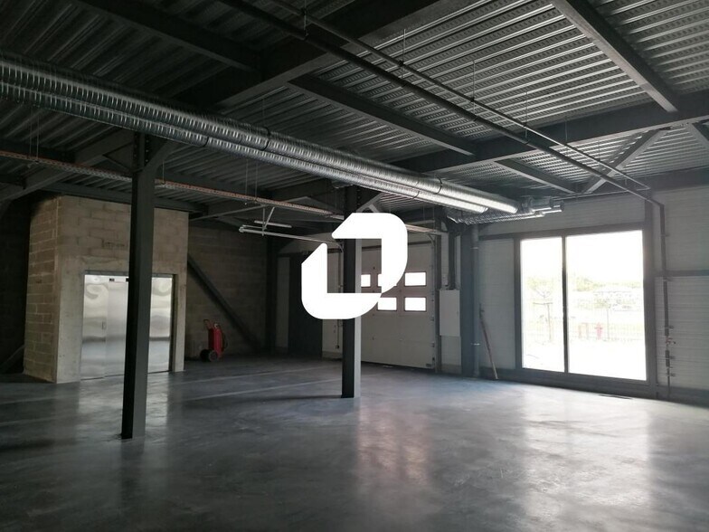 Flex in Vénissieux for lease - Building Photo - Image 2 of 18