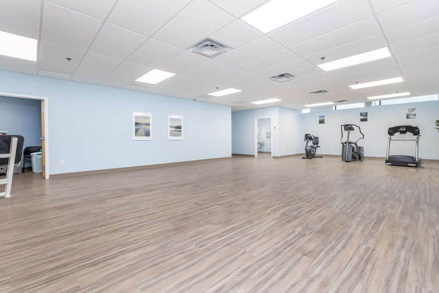 18 Cedar St, Newington, CT for lease - Building Photo - Image 3 of 21
