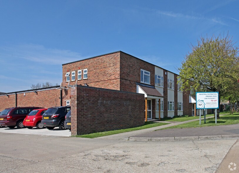 Churchill Rd, Bicester à louer - Photo du bâtiment - Image 2 de 5