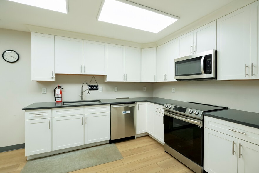 995 W Iliff Ave, Denver, CO for lease - Building Photo - Image 3 of 6