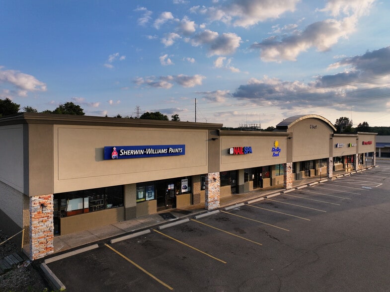 5601 W Main St, Kalamazoo, MI for lease - Building Photo - Image 1 of 6