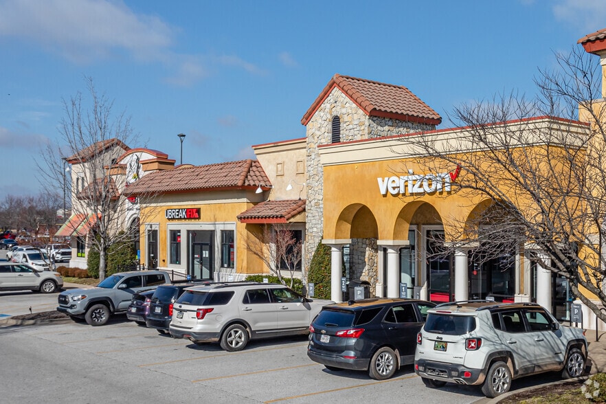 3931 N Shiloh Dr, Fayetteville, AR à louer - Photo du bâtiment - Image 3 de 4