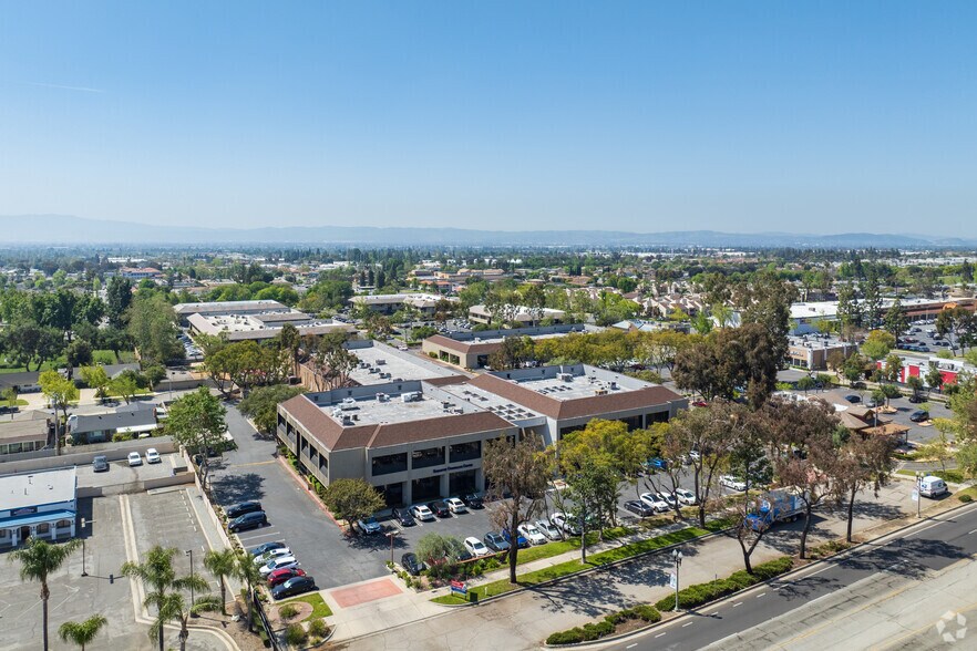 1126 W Foothill Blvd, Upland, CA à louer - Photo du bâtiment - Image 1 de 4