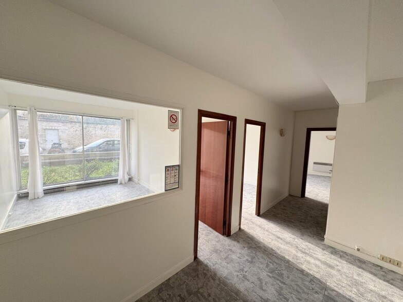 Office in Versailles for lease - Building Photo - Image 3 of 15