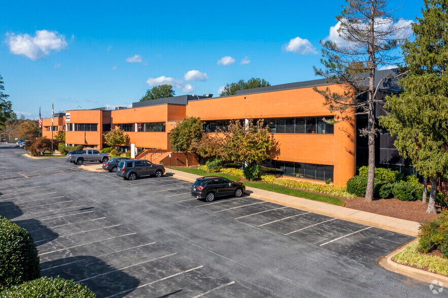 15601 Crabbs Branch Way, Rockville, MD à louer - Photo du bâtiment - Image 1 de 5