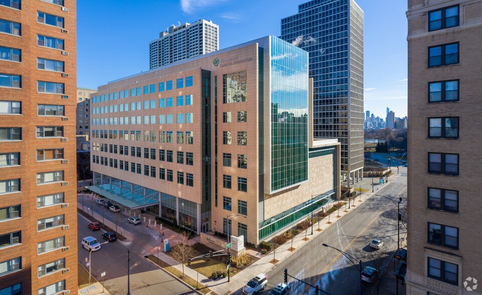331 W Surf St, Chicago, IL à louer - Photo du bâtiment - Image 3 de 17