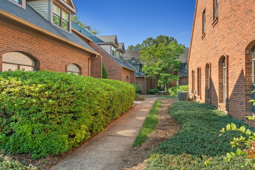 107 Fountain Brook Cir, Cary, NC à vendre - Photo du bâtiment - Image 2 de 12