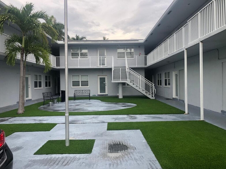 930 N 14th Ct, Hollywood, FL à vendre - Photo du bâtiment - Image 2 de 26
