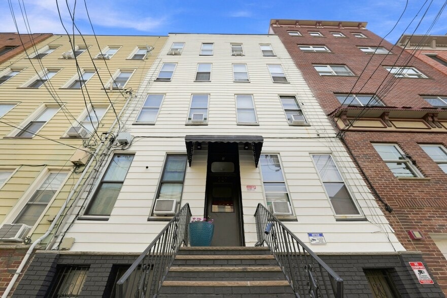 227 Clinton St, Hoboken, NJ à vendre - Photo du bâtiment - Image 1 de 46