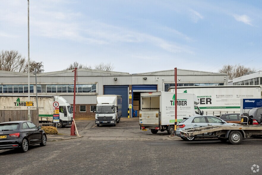 Eskdale Rd, Uxbridge à louer - Photo du bâtiment - Image 3 de 6