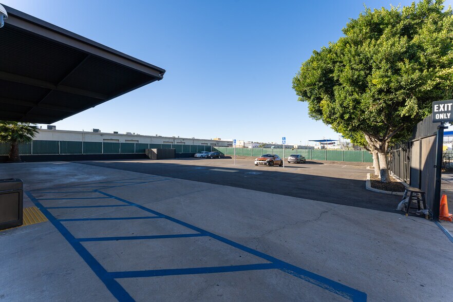 1090 S Arrowhead Ave, San Bernardino, CA à louer - Photo du bâtiment - Image 3 de 17